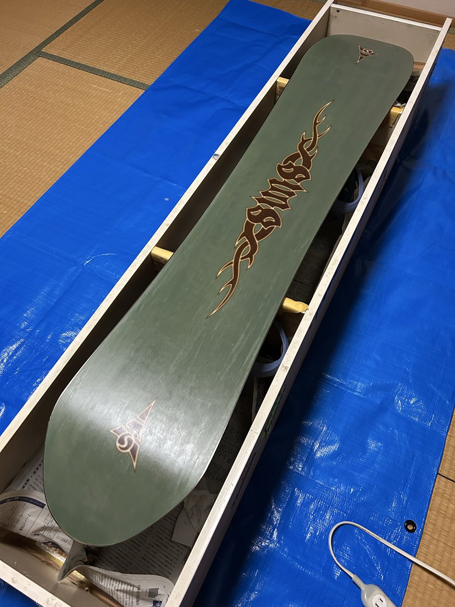 steeve_k_1967's tweet photo. カッコイイ滑りにはカッコイイウェアとギアを😍
green clothing26-27seasonのカタログが届きました💪
板は明日の高気温に備えて久しぶりのワクシングw
コタローと百沢にお邪魔します!
見かけたら遠慮なくお声がけください👍
#greenclothing
#simssnowboards
#帰ってきたスノウボヲドマン https://t.co/HnyqabZcEO