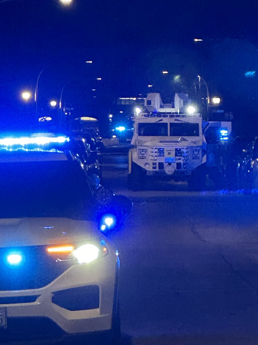 CCC_CrimeChaser's tweet photo. Bloomingdale & McVicker #UPDATE
#SWAT #STANDOFF #CONCLUDED
CPD S.W.A.T was called to a home where a possible suspect was barricaded in.
After the S.W.A.T team made entry, they cleared the entire home and found no one inside. According to a CPD S.W.A.T Officer who we spoke to in scene.
#ChitownCrimeChasers