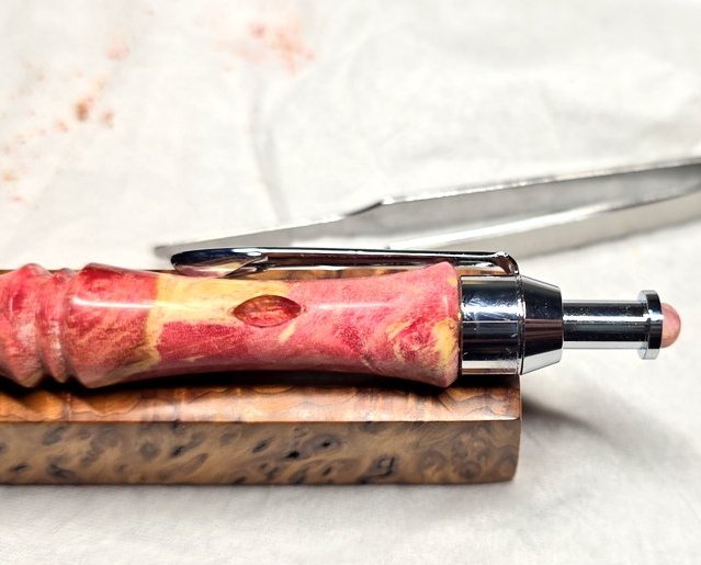 mokumoku_no_ren's tweet photo. 感謝SALE 対象外…
二四季さんのスタビを使用した作品

左から、
・ロココ ピンク 宝石💎
25,000円
・スタビ 紫青 ×2
15,000円

※ロココの方には、ボディとボールペンのノックパーツに宝石を取り付けております。(写真2、3枚目をご覧下さい) https://t.co/vlWPCeNncM