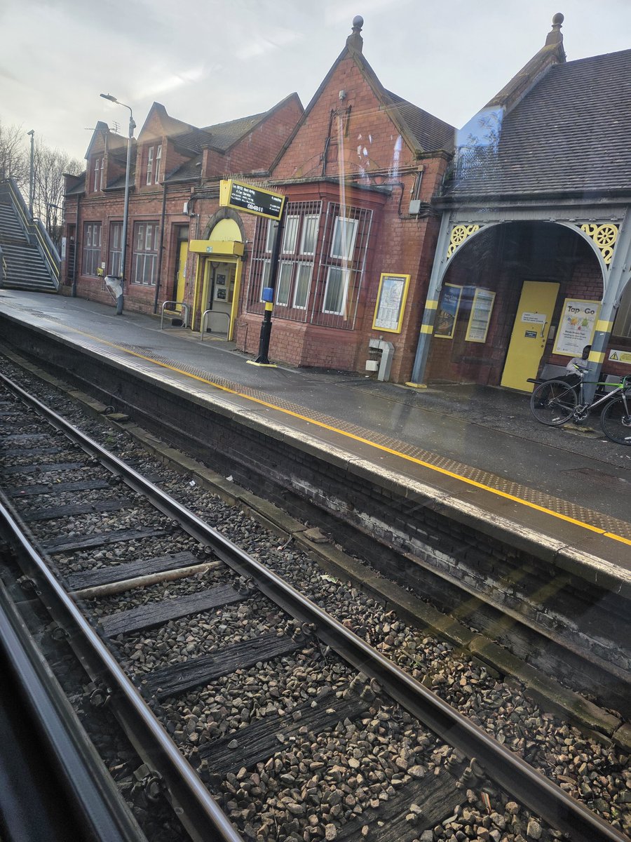 1st station of many today.
En route to watch the MIGHTY <a href="/MarineAFC/">Marine Football Club</a> away at <a href="/OxCityFC/">Oxford City FC</a> .
#COYM⚪️⚫️⚪️🟢⚪️⚫️⚪️🟢