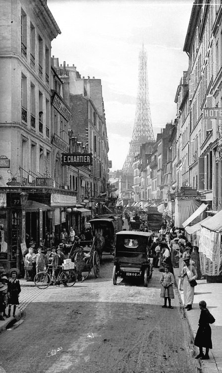 📸 Léon et Lévy. 
Rue Saint-Dominique et Tour Eiffel 
1900. Paris 7e