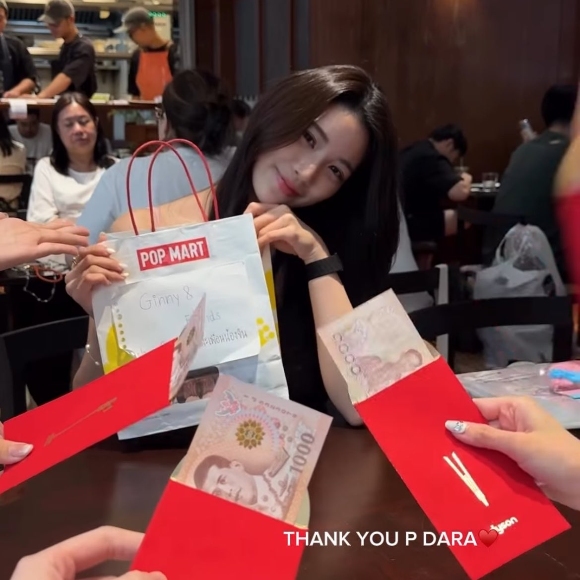 เเล้วพี่ดาราชีรวยจริง ใส่อั่งเปาซองละพัน โหดมาก 55555555555555