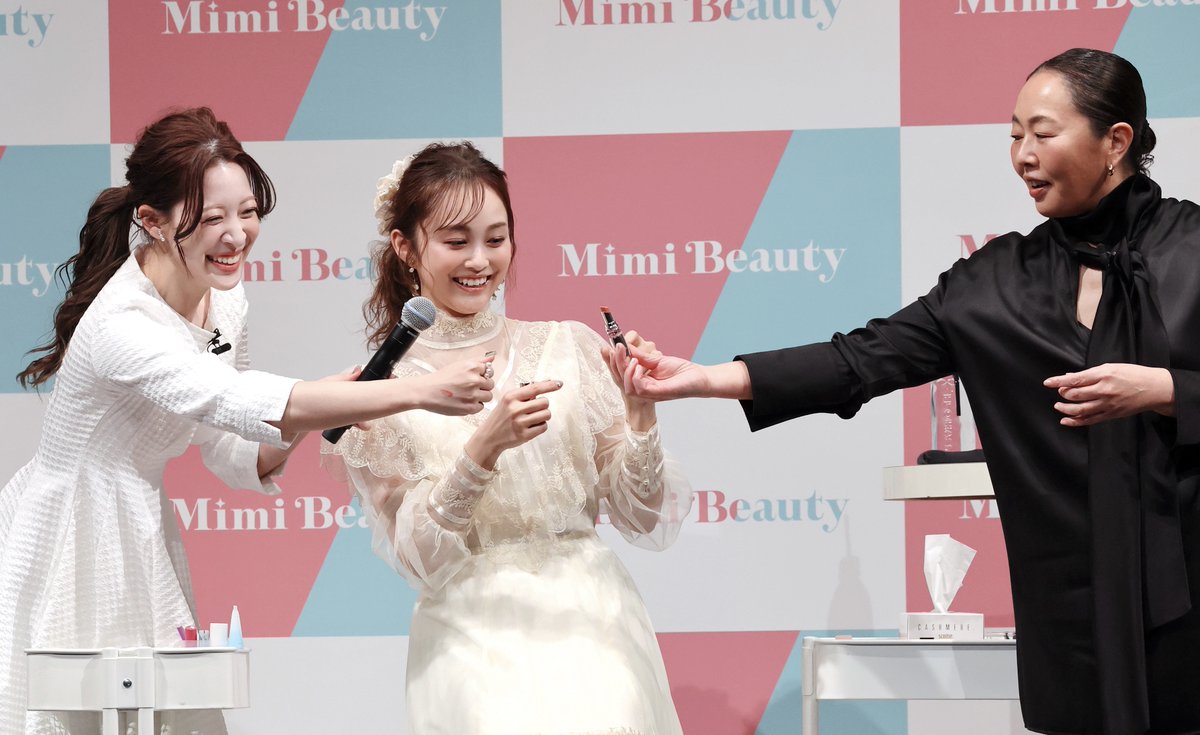 MimiBeauty__'s tweet photo. 舞空 瞳さん×岡田 知子さんスペシャルトーク＆メイクショーのステージはいかがでしたか？💐
舞空さんの愛用アイテムや美容で気をつけていることをたっぷり教えて頂きました♡更には舞空さんのメイクのポイントを岡田さんに実演していただく、贅沢な時間でしたね✨
#MimiBeautyMeetsに参加中 https://t.co/2g2KpndzWx