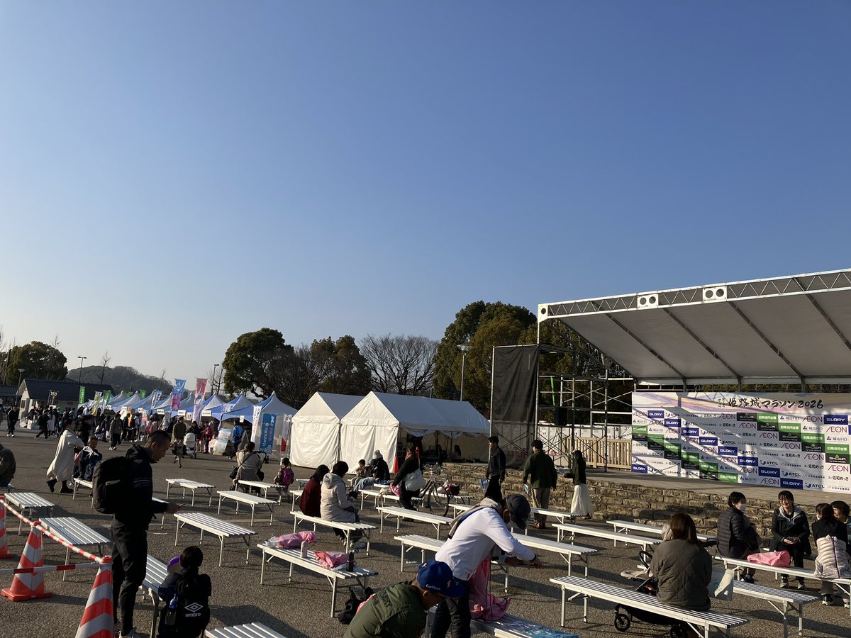 ThskHope's tweet photo. 姫路城マラソン出場のため、現地入りしました〜！
街全体にランナーがいて、マラソン一色に盛り上がってる感じだね！
お祭り前夜のワクワク感が街中に溢れてる☺️

#姫路城マラソン https://t.co/zLwds5CgCS