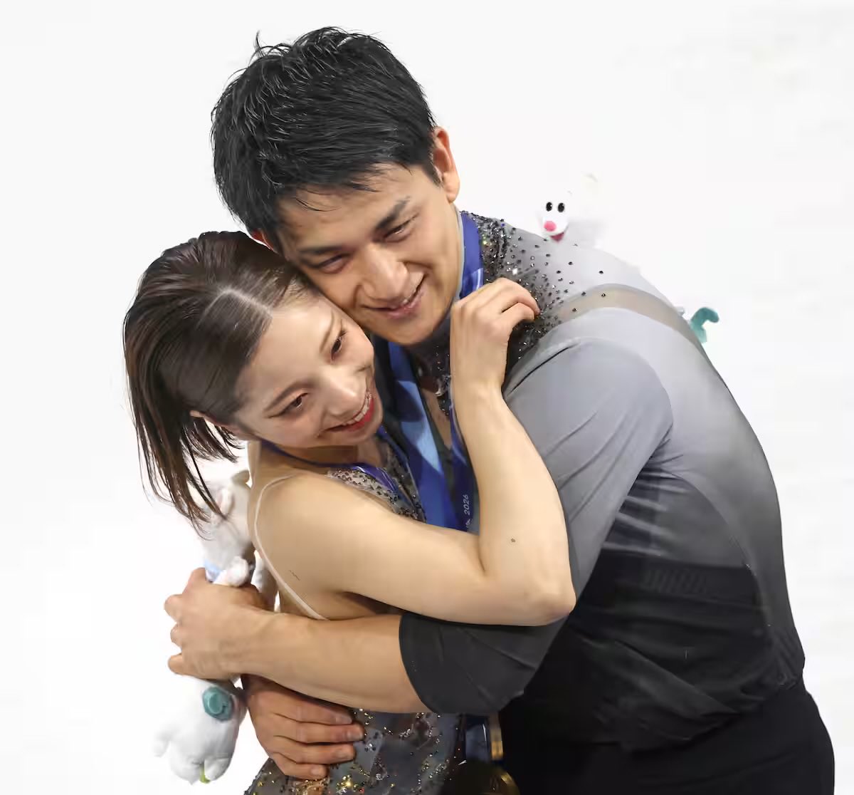 この表彰式後のシーン、各社から色んな角度で写真出ててどれもすきなんだけど、龍一くんの肩からぴょこんとティナ出てるこの写真、ティナがりくりゅう2人に「良かったね😃」って言ってるみたいに見えてかわいい🤭

産経ニュース
sankei.com/article/202602…