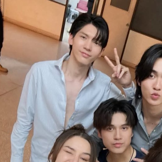 95sweettooth's tweet image. RT @yasabml: Ignore your life problems the way Aou ignores his shirt buttons 😌💛