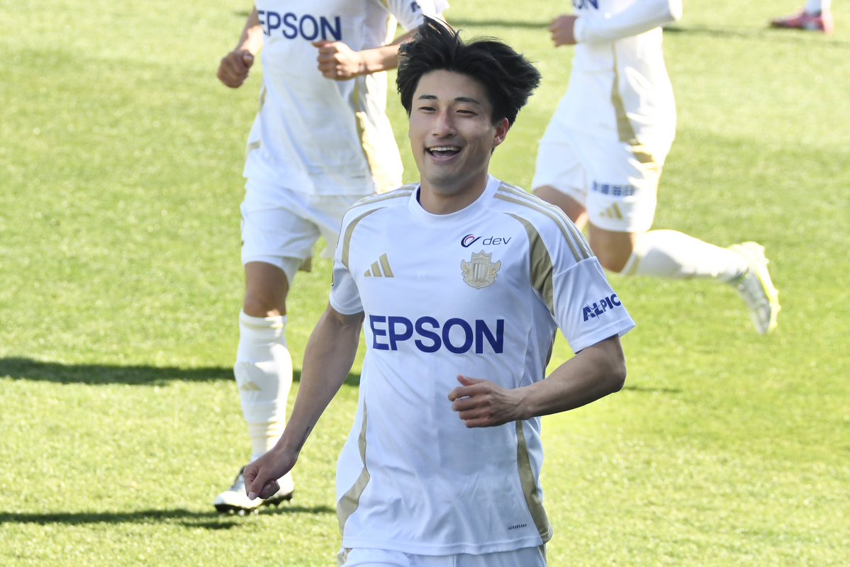 ゴール後ベンチ選手の元へ🏃‍♂️💨 #yamaga #松本山雅