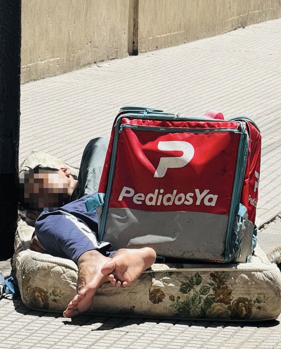 “La vida del trabajador es absorbida totalmente por el capitalista, el trabajador se convierte en menos que una bestia de carga, una mera máquina para producir riqueza al explotador". Karl Marx

📷: Un repartidor en la Argentina del criminal Milei.

Un 21 de febrero de 1848, se