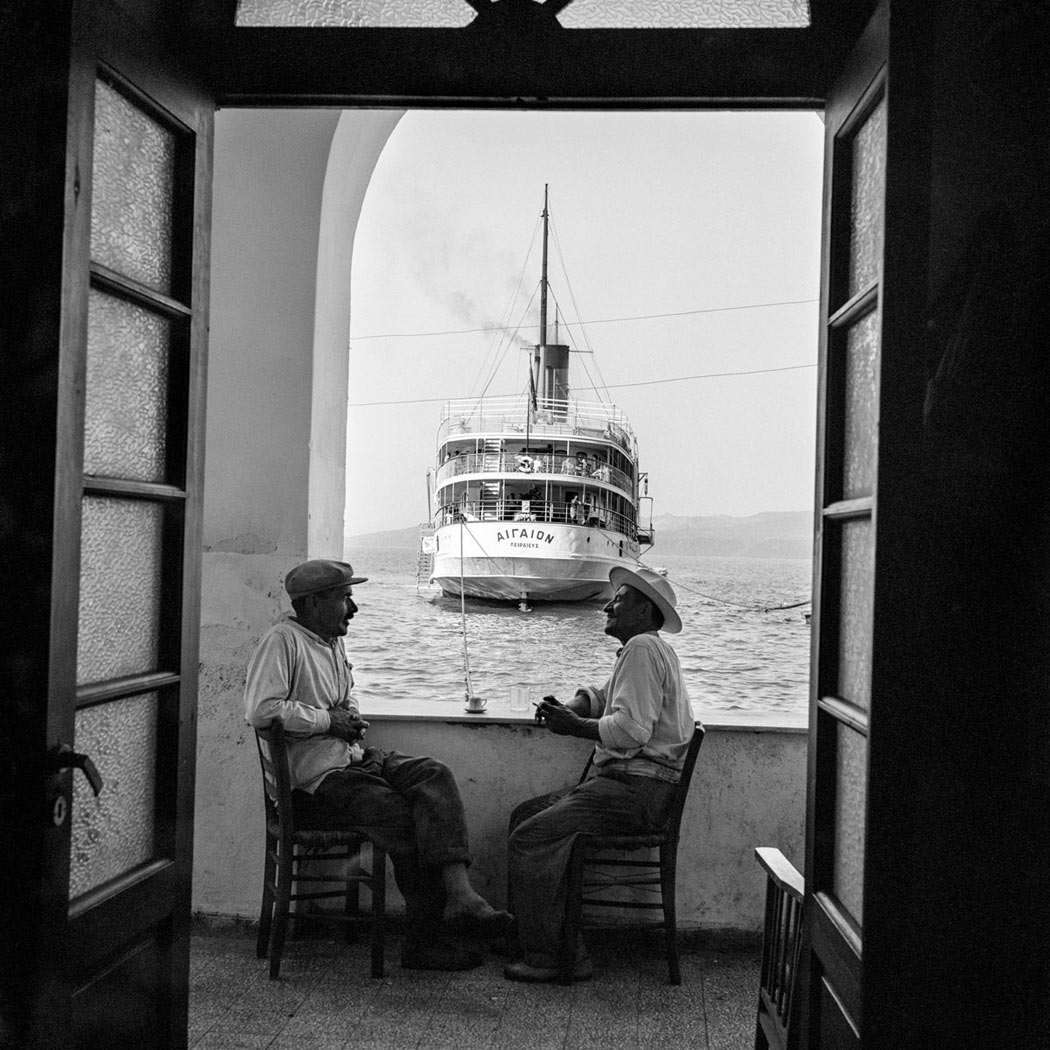 La mer Égée, depuis le petit café Yalos, sur le vieux port de Fira, Santorin.
📷: Robert McCabe (1955).