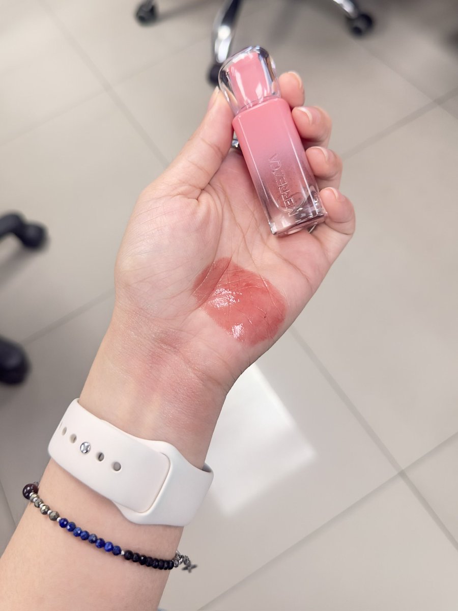 everythingonmy's tweet image. ทาไว้กลางคืน ตื่นมาสียังติดอยู่เลย😍
ลิปสีลิ้นกระต่าย 𝐌𝐞𝐫𝐫𝐞𝐳𝐜𝐚 สีน่ารักนัวๆ สบายปาก ทิ้งเตน ติดทน💓

เบอร์ 𝟎𝟕 นะคะ💓
พิกัด📍🛒
🧡𝑺𝒉𝒐𝒑𝒆𝒆 : s.shopee.co.th/9fFbpp1U4A
🖤𝑻𝒊𝒌𝒕𝒐𝒌 : vt.tiktok.com/ZS9eMvUjQXFep-…

#merrezca #ลิปสติก #ป้ายยา #shopee #ส่งต่อ