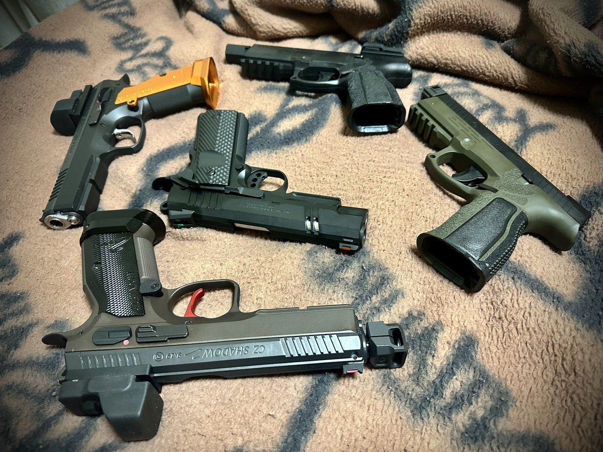 nekonabestation's tweet photo. 一昨日から風邪引いて引きこもり中です…
本当は車検の終わった二輪を引き取りに行きたいのですが
咳のし過ぎで腹筋付近が激しい筋肉痛…
こんな状態では乗るのは厳しいので大人しく寝ております。
早期回復を祈り
お祓い中
#carbon8 #カーボネイト #shadow2 #P09 #L9A2 #HELLCAT https://t.co/jstnevU43r