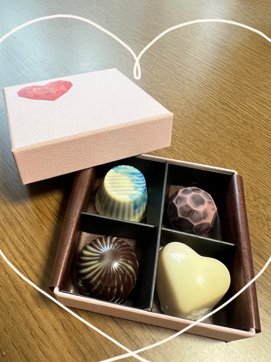 skycolorcat0302's tweet photo. 今年はこれを20箱と、6種類バージョンを20箱。溝入りのモールド2種類が新入りだったんだけど、型離れめちゃくちゃ良くて感動した✨
#ボンボンショコラ 
#cotta https://t.co/JgOV2jE5SZ
