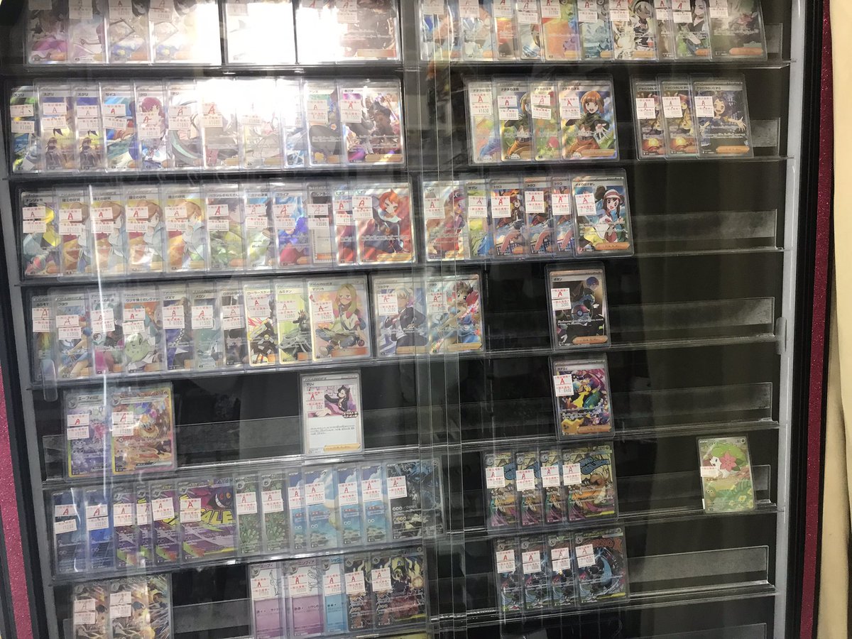 ショーケース入荷‼️ レジ付近と入口付近のショーケースカード入荷致し