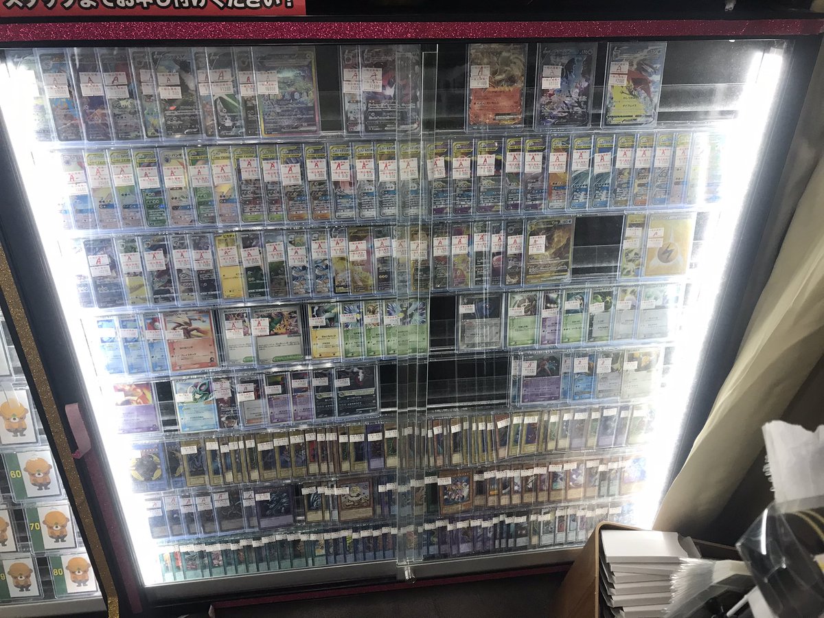 ショーケース入荷‼️ レジ付近と入口付近のショーケースカード入荷致し