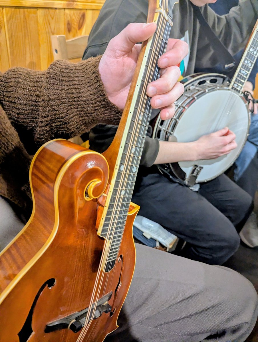 塩竈アイリッシュセッションです！
実はマンドリン始めました！！