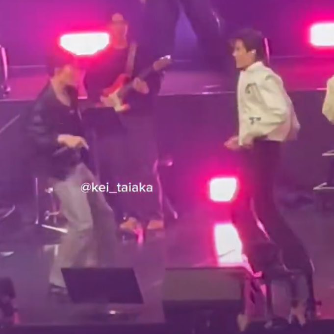 (วงเขว)แต่จุงดังปอนด์ภูวินเป็นคู่ที่คาแรกเตอร์คู่ชัดมาก

จุงดัง - ติดskinshipมาก เด่วกอด เด่วหอม เด่วโดนตัว สาววายเป็นง่อยและไม่ต้องชงไม่ต้องกระดิกตัว นอนจกpopcorn ดื่มโค้กสวยๆดูกับตันพายกันเอง รักกันแต่ดารา ให้โสดแค่แฟนคลับ รักกันจนแฟนคลับชงเลิกให้บ่อยๆเพราะเกิดอาการอิจฉาตาร้อน