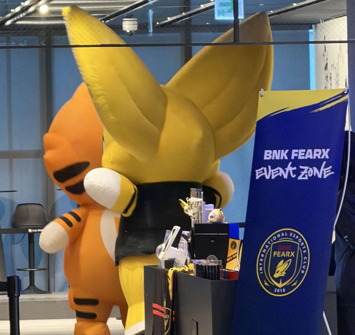 leefakerism's tweet image. Omg genrang is kissing everyone damn you greedy 😭😭