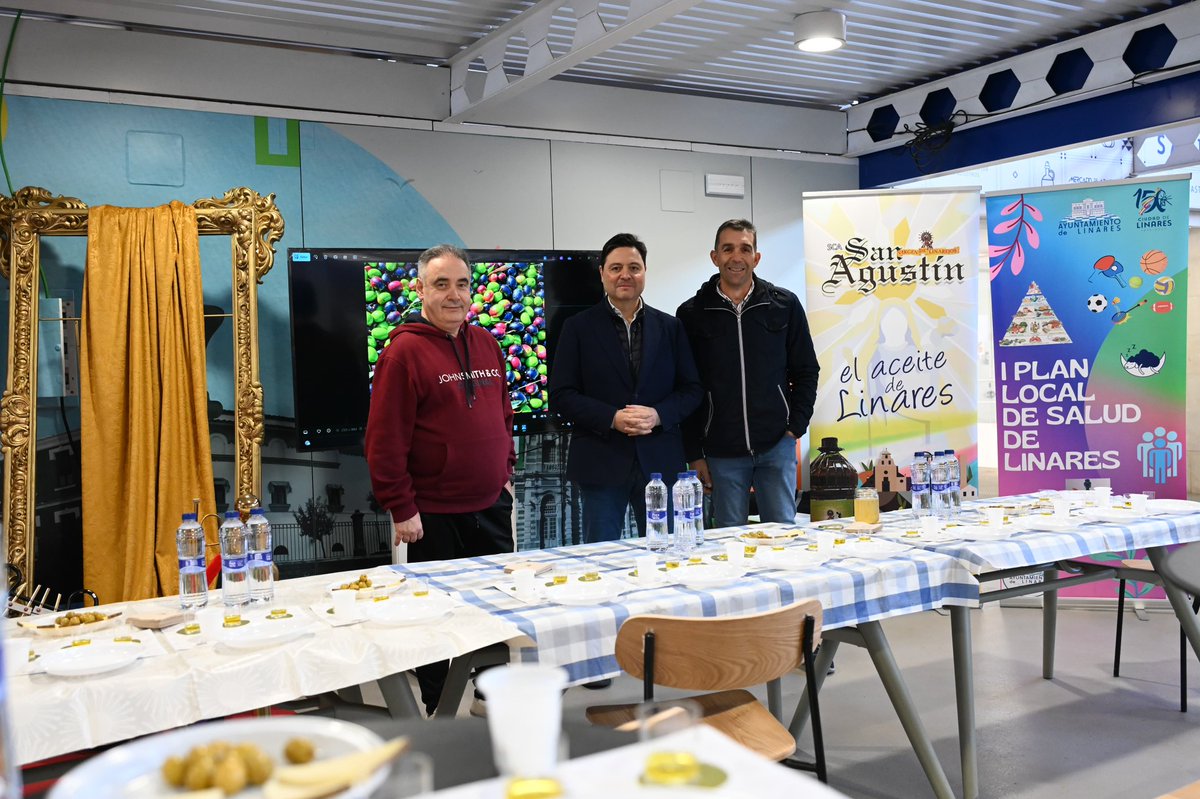 ⚪ CATA DE AOVE
El Área de Salud y Consumo, en colaboración con la Cooperativa San Agustín, celebró una cata de aceite de oliva en el Mercado de Abastos con el objetivo de fomentar hábitos de alimentación saludable y poner en valor los productos agroalimentarios locales.