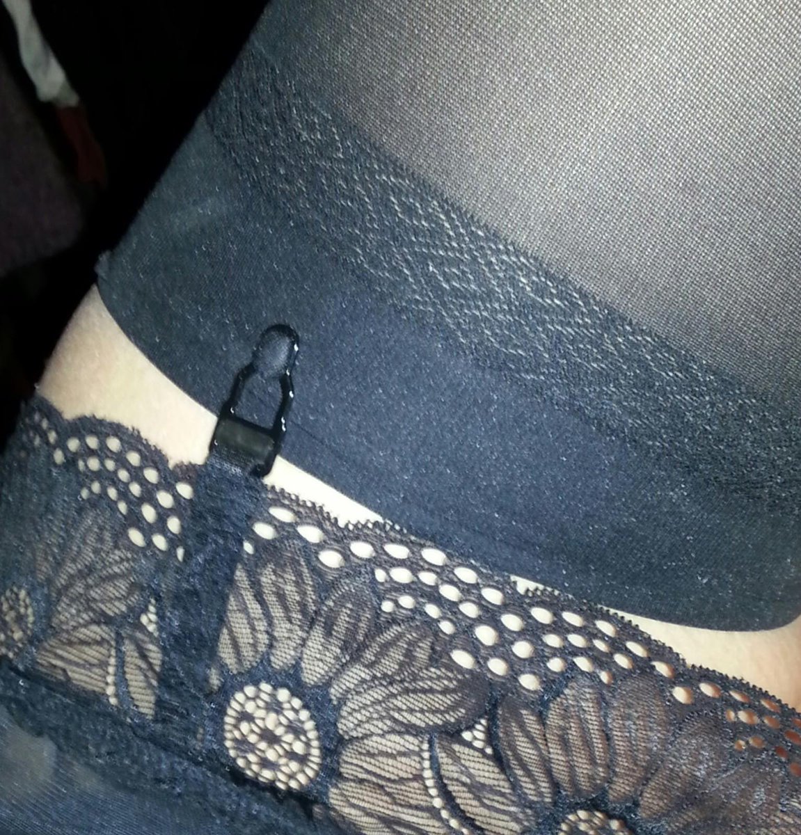 Io fuori per lavoro. Mia moglie ieri sera è andata in un club con Andrea.