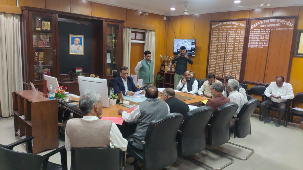 DcDmSikar's tweet photo. सीकर में जिला निर्वाचन अधिकारी मुकुल शर्मा एवं राष्ट्रीय एवं राज्य स्तर की मान्यता प्राप्त राजनीतिक दलों के प्रतिनिधियों की उपस्थिति में 21 फरवरी 2026  शनिवार को  मतदाता सूचियों के विशेष गहन पुनरीक्षण 2026 कार्यक्रम के तहत मतदाता सूचियों का अंतिम प्रकाशन किया गया।
@SIKARSVEEP https://t.co/EB5GzagMWZ