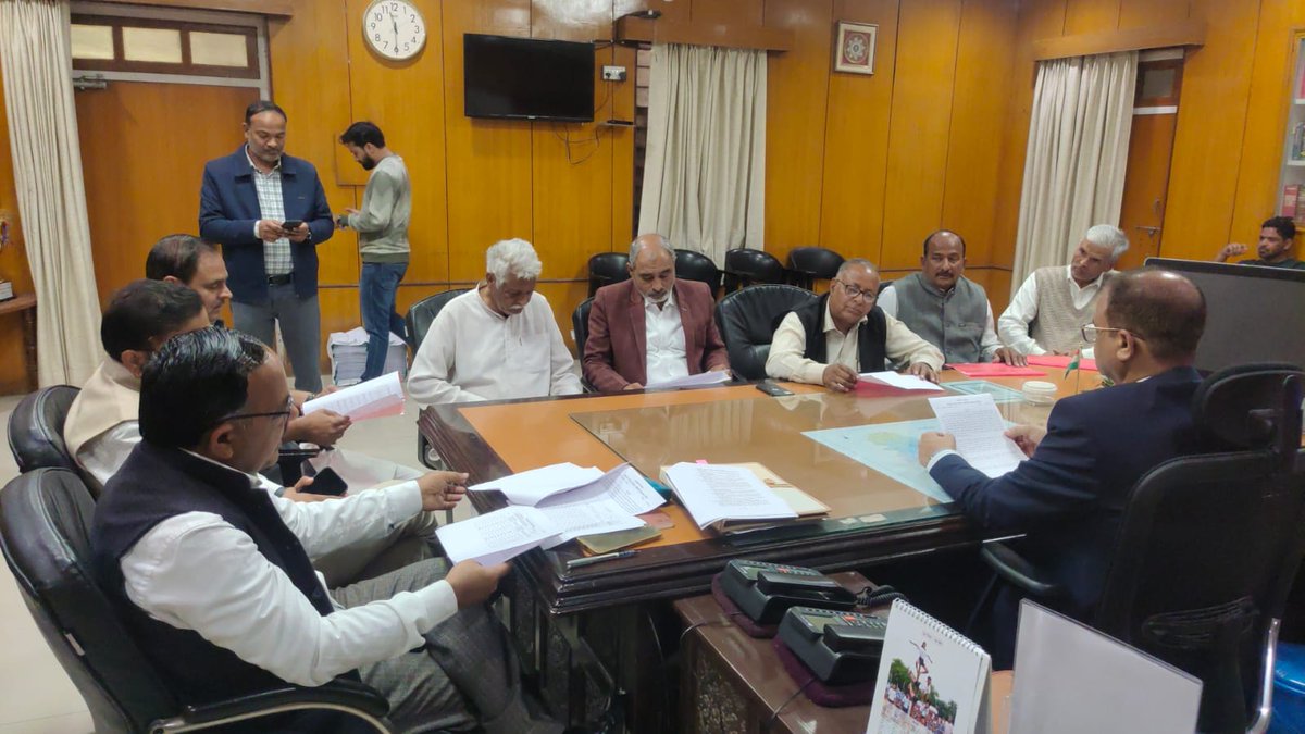 सीकर में जिला निर्वाचन अधिकारी मुकुल शर्मा एवं राष्ट्रीय एवं राज्य स्तर की मान्यता प्राप्त राजनीतिक दलों के प्रतिनिधियों की उपस्थिति में 21 फरवरी 2026  शनिवार को  मतदाता सूचियों के विशेष गहन पुनरीक्षण 2026 कार्यक्रम के तहत मतदाता सूचियों का अंतिम प्रकाशन किया गया।
<a href="/SIKARSVEEP/">District Election Office Sikar - Rajasthan</a>