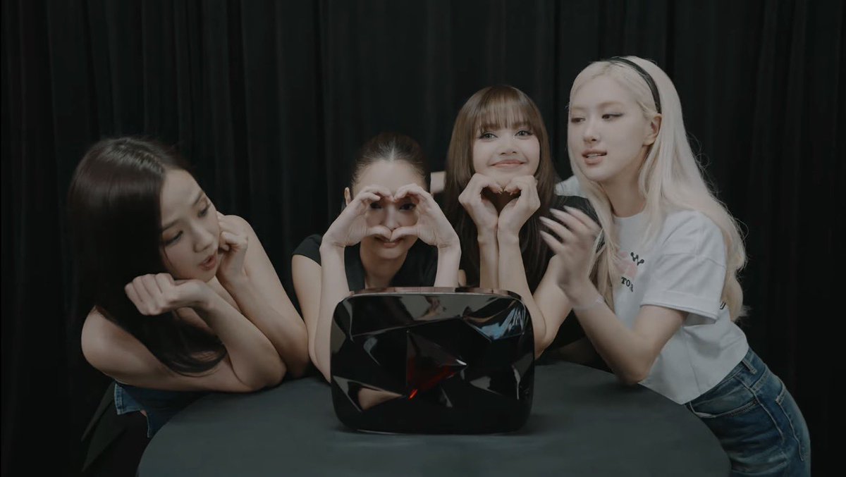 OH MY FAMILYYY 😭😭😭 LOVE YOU PINKS