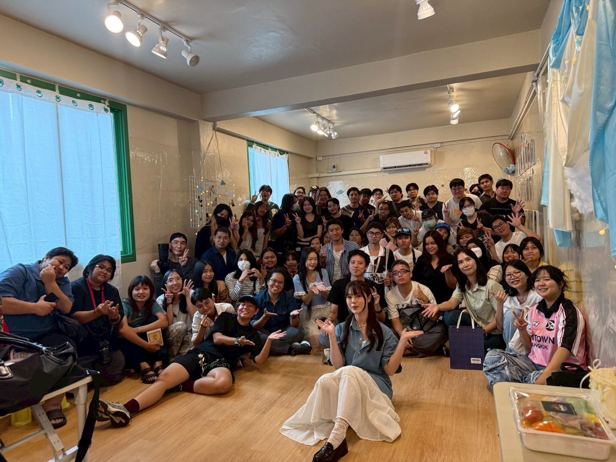 miuniverse024's tweet photo. บรรยากาศ mini meeting ที่งาน miusic’s birthday cafe &amp; gallery ค่า ✨

ขอบคุณแฟนคลับทุกคนที่มาหาน้องกันนะคะ คาเฟ่ยังเปิดถึง 1 ทุ่ม และพรุ่งนี้ยังมีจัดคาเฟ่อีกวันค่าาาา 💕
#miusic
#miusic25thjourney https://t.co/kDpBej92hs