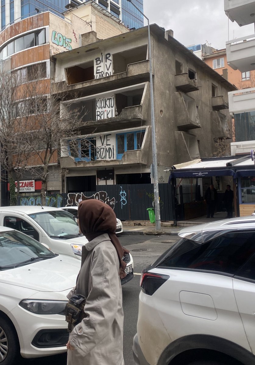 bizim olan en ufak şeyi dahi bizden söküp alacaklar.. hatırasına saygıyla…
küçük de olsa bir evi ev yapmaya çalışan herkese sabırlar diliyorum 🥀🥀🥀😪