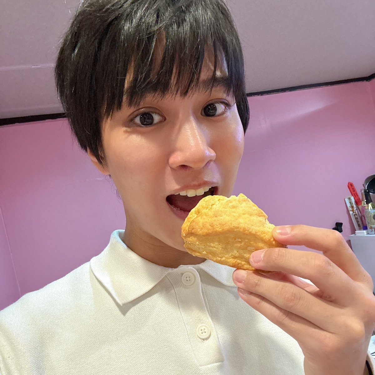 さとちゃんプリン〜ぴすたちお〜 
完売のご報告🥳

ご注文してくださってありがとうございました！！
そして本日はお客さんからお差し入れをたくさんいただきました！
そのひとつとしてスコーンのお写真と！
他にもお菓子もいただきありがとうございます✨✨
おいしかった😊
#いえすてcafe