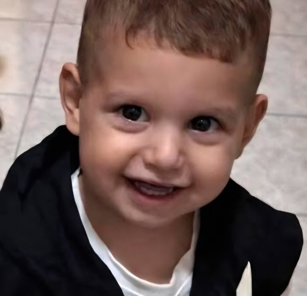 JPeppp's tweet photo. Lo abbiamo seguito con il fiato sospeso, abbiamo pregato per lui, ci siamo sentiti un po' genitori, zii, nonni di quel piccolo leone che non si arrendeva mai, non era solo un bambino di Nola, era diventato il nostro bambino. Riposa in pace, piccolo Domenico 👼 https://t.co/vdiHqs9hgr