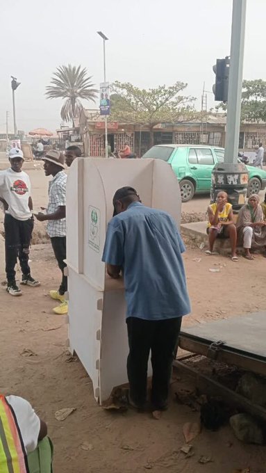 voiceofnigeria's tweet image. Voting is underway at Kubwa Polling Unit 16 in the Federal Capital Territory Area Council elections, with INEC officials and party agents present to oversee the process.

#FCTDecides #FCTElections #DemocracyInAction