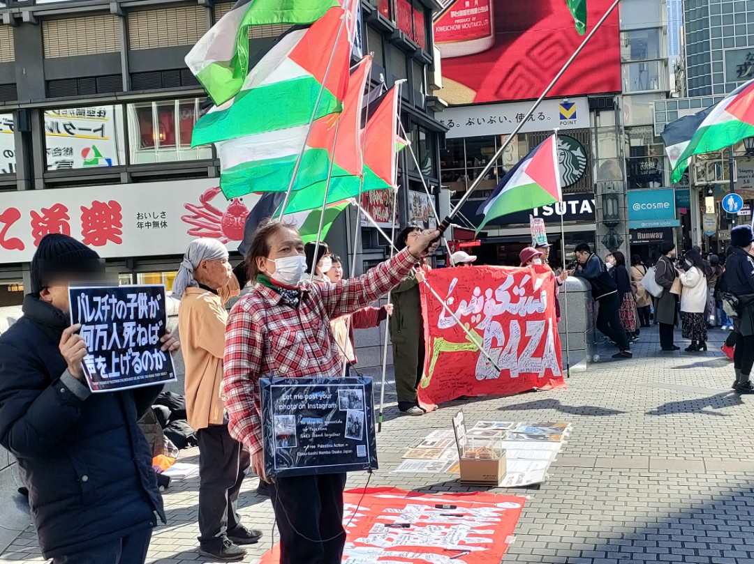 2/21(土曜日)🌷
ひと足早い春のような陽気の中、なんば戎橋でパレスチナに連帯するスタンディング。
ラマダンの影響かイスラム圏の方は少なめでしたが、それでも多くの通行人が足を止め、思いを寄せてくれました。💙
ガザを一人にさせない。引き続きここ大阪から連帯します🇵🇸
#freeePalestine　#Gaza