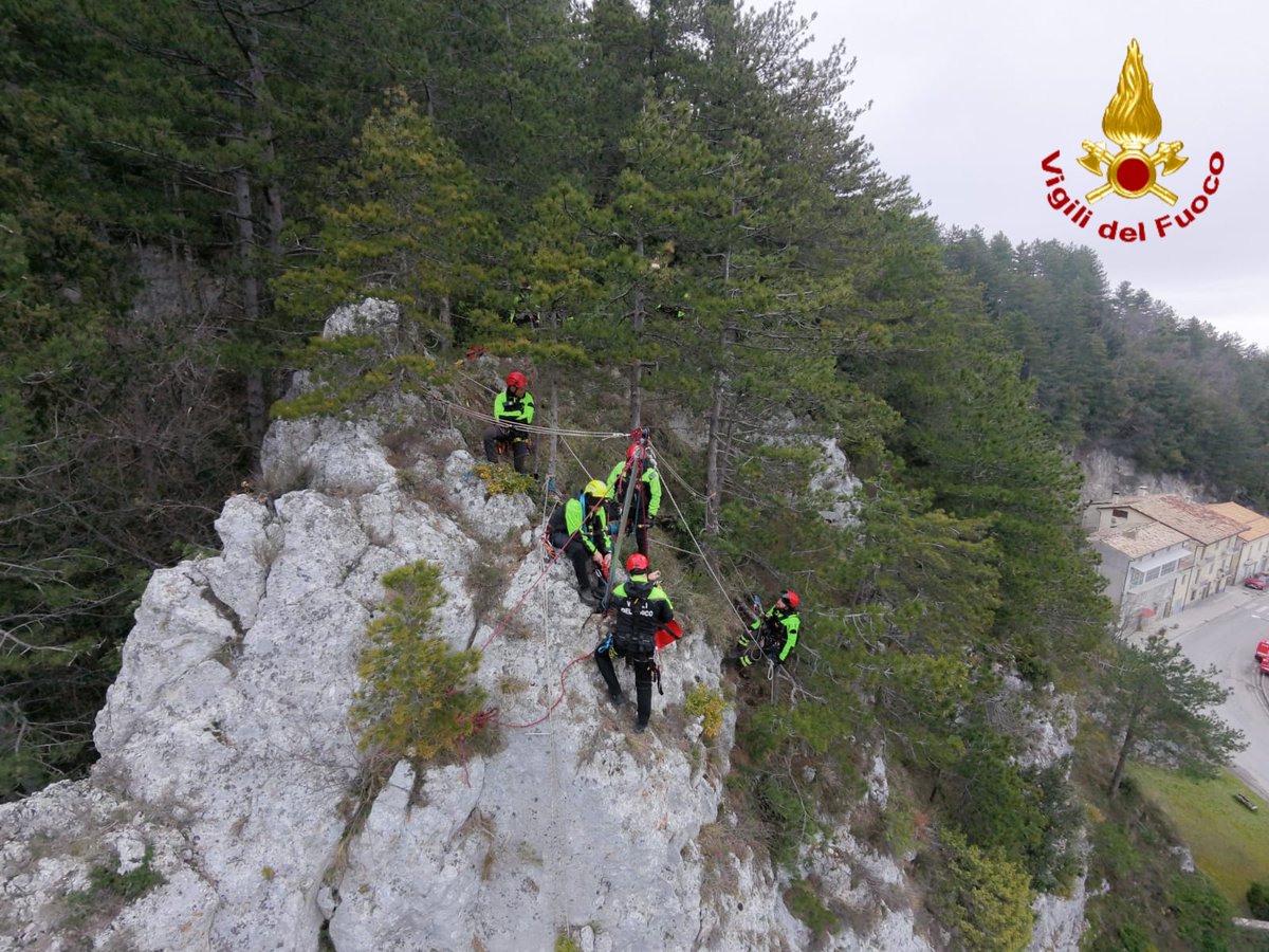 vigilidelfuoco's tweet image. A Guardiagrele esercitazione del team speleo dei #vigilidelfuoco: simulato il recupero di un infortunato su una parete rocciosa. Fondamentale il coordinamento tra personale in corda e droni, per la gestione delle operazioni e la verifica delle procedure

#Chieti #lidoveserve