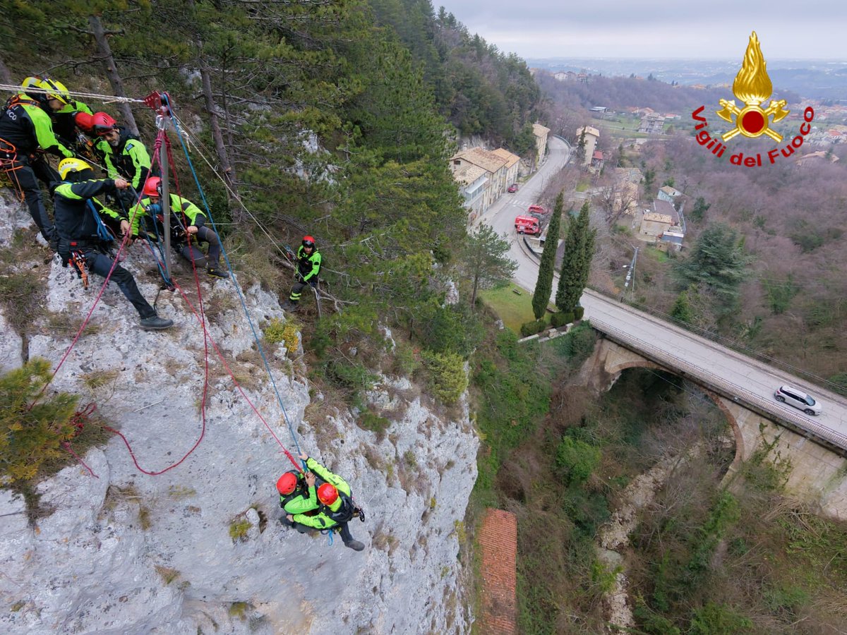 vigilidelfuoco's tweet image. A Guardiagrele esercitazione del team speleo dei #vigilidelfuoco: simulato il recupero di un infortunato su una parete rocciosa. Fondamentale il coordinamento tra personale in corda e droni, per la gestione delle operazioni e la verifica delle procedure

#Chieti #lidoveserve