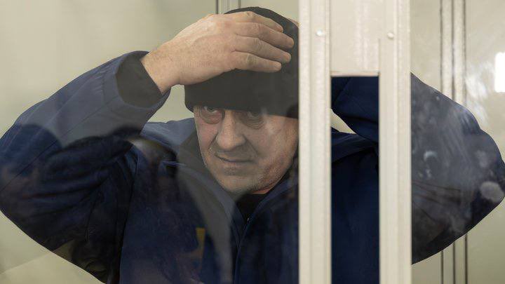 Russian occupier Vladimir Ivanov who was filmed executing a group of 🇺🇦 PoWs, got captured by Ukrainian army, had his day in court and got sentenced to life in prison.

Symbolic.