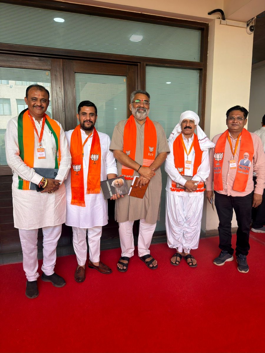 આજરોજ પ્રદેશ કાર્યાલય શ્રી કમલમ્, ગાંધીનગર મધ્યે જિલ્લા ભાજપ અધ્યક્ષ શ્રી <a href="/iDevjiVarchand/">Devjibhai H Varchand</a> જી, મહામંત્રીઓ શ્રી <a href="/Dhaval_BJP/">Dhaval Acharya</a> , શ્રી <a href="/hitesh_khandor/">Hitesh Khandor</a> , શ્રી ભીમજીભાઈ જોધાણી જીએ પ્રદેશ ભાજપ મહામંત્રી શ્રી <a href="/aniruddhdavebjp/">Aniruddh Dave</a> જી સાથે શુભેચ્છા મુલાકાત કરી.