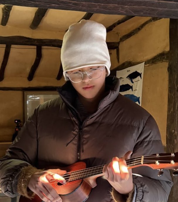 akssussl's tweet image. 로린시절 역사가 담긴 투명찐경 쓸때마다 
내안의 ***이 깨어남......