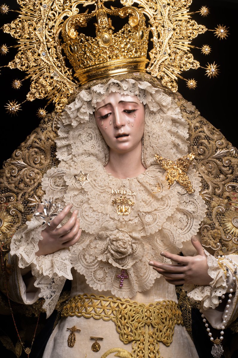 Con motivo del #TrasladoEstrella26 a la @sanjacintopq, María Santísima de la Estrella amanece ataviada para la ocasión con saya blanca (<a href="/paquili1/">Paquili</a>, 2024), manto de traslado, toca de sobremanto (Elena Caro) y corona de Jesús Domínguez.
▪️ Entre sus joyas porta la medalla de oro de