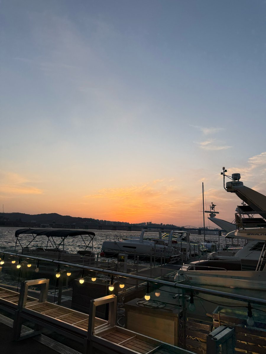 ห๊า มาร์คเค้าส่งรูปนี้มาให้ ㅠㅠㅠㅠㅠ ฮีไปล่องเรือริมน้ำเหรอ โรแมนติกมากเยยอะ ท้องฟ้าก็สวยมาก ๆๆ ㅠㅠㅠㅠㅠㅠ