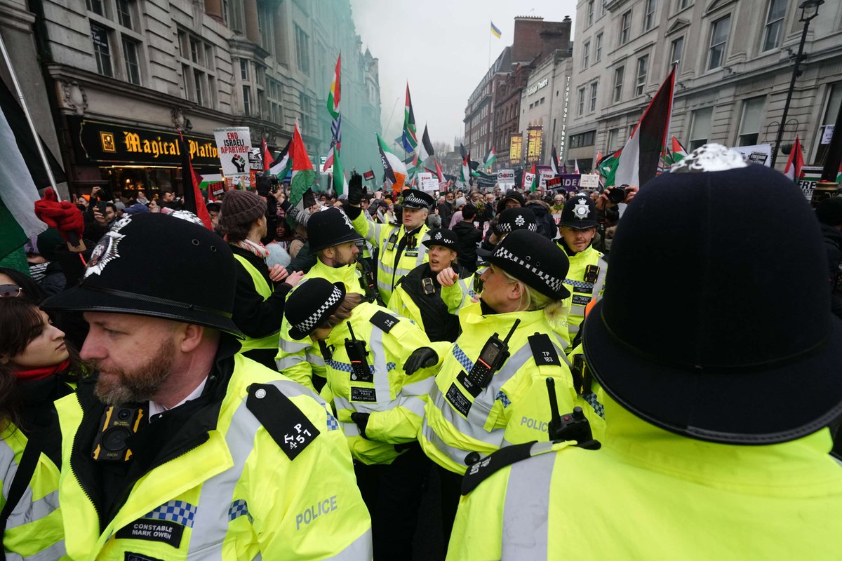 CHRIS NINEHAM talks to Ben Chacko about the state’s increasing use of force against peaceful protest, and the significance of increasing imperial aggression around the globe
morningstaronline.co.uk/article/right-…