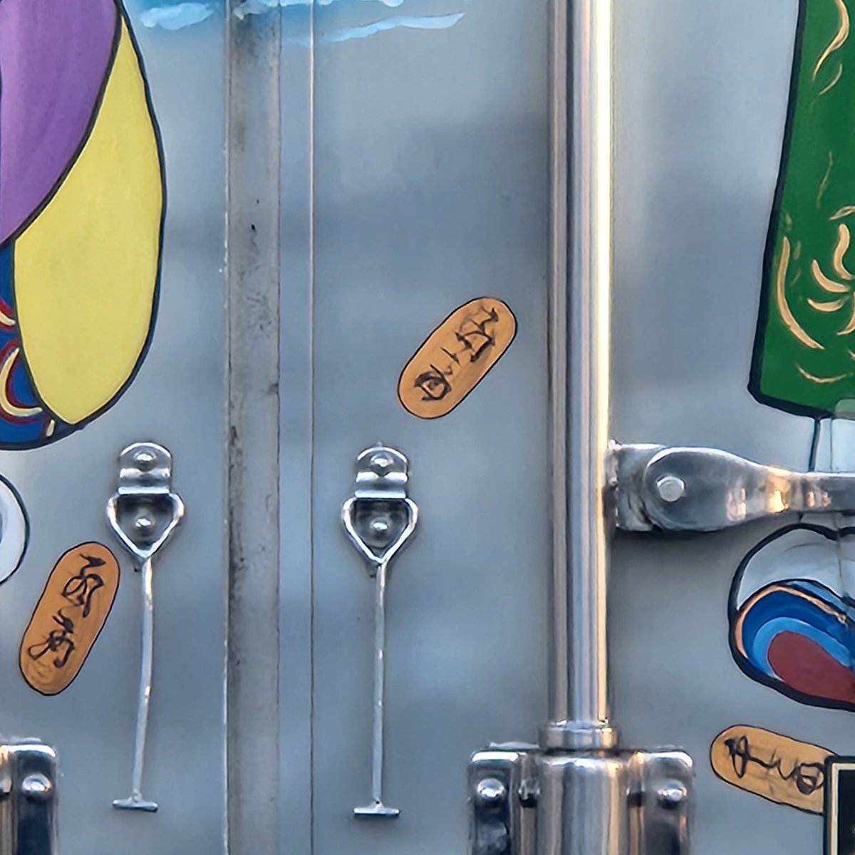 今日わたしの前を走っていたトラック。弁財天と寿老人さん？　寿老人の持った桃、お行儀良く座る白鹿、散らばっている小判、どんな意味があるのでしょう？　でも何となく目出度い感じが良いですね‼️✨背景は翡翠海岸だったりして😆
お陰さまで楽しいドライブができました。県道141号にて。