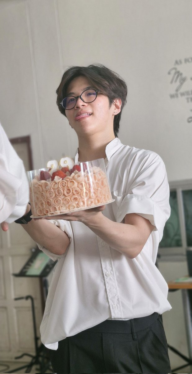 PuixPlan's tweet photo. พี่แปลนถือเค้กวันเกิดน่ารัก ท่าวายทูเค ก็มา
#PlanTurns29KeepShining
#คนของแปลน #PlanRathavit https://t.co/5wODAfW3t9