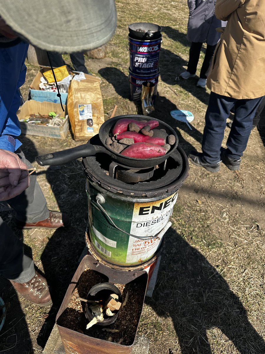 今日はのりっぱお手入れDAY☀️オイル缶や断熱材代わりのバーミキュライトなどを材料に、ロケットストーブを作りました🛢️頼もしい助っ人の皆さんが駆けつけてくれ、足りない材料は工夫し、無事完成！これらをお借りしながら、今後2台で煮炊きできそうです✨ #のりっぱ #ロケットストーブ #仙台
