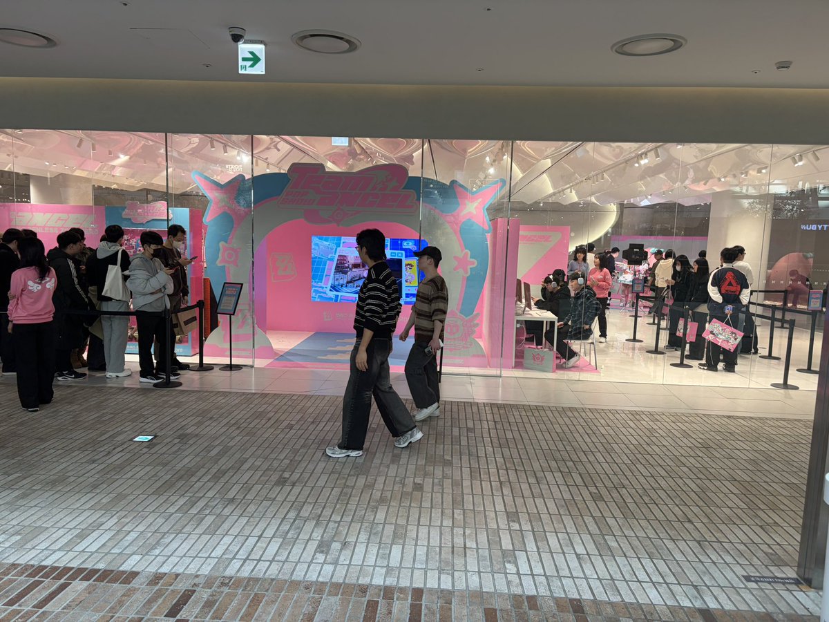 M_Suzume_'s tweet photo. 안녕하세요. 새해 모두 잘 보내셨길 바래요.
근황 아닌 근황으로 젠레스 존 제로 팝업스토어 다녀갑니다.

근데 쓸려고 산거긴 한데 애플워치 박스 왜케 커 https://t.co/llh25d0Uf5