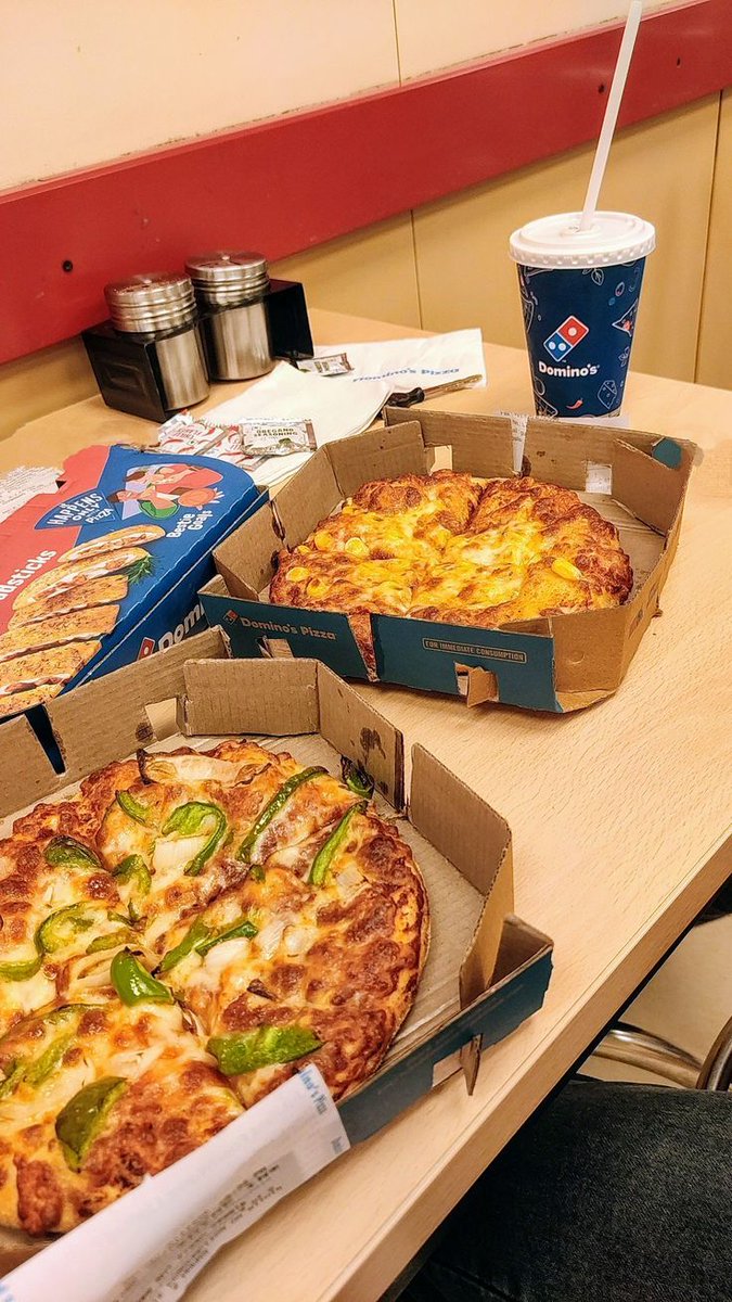 📍 domino's pizza.

Karena kemarin wajib pantang jadi bm nya dilaksanakan sekarang. Terima kasih kakak jelek udah traktir makanan kesukaan aku.