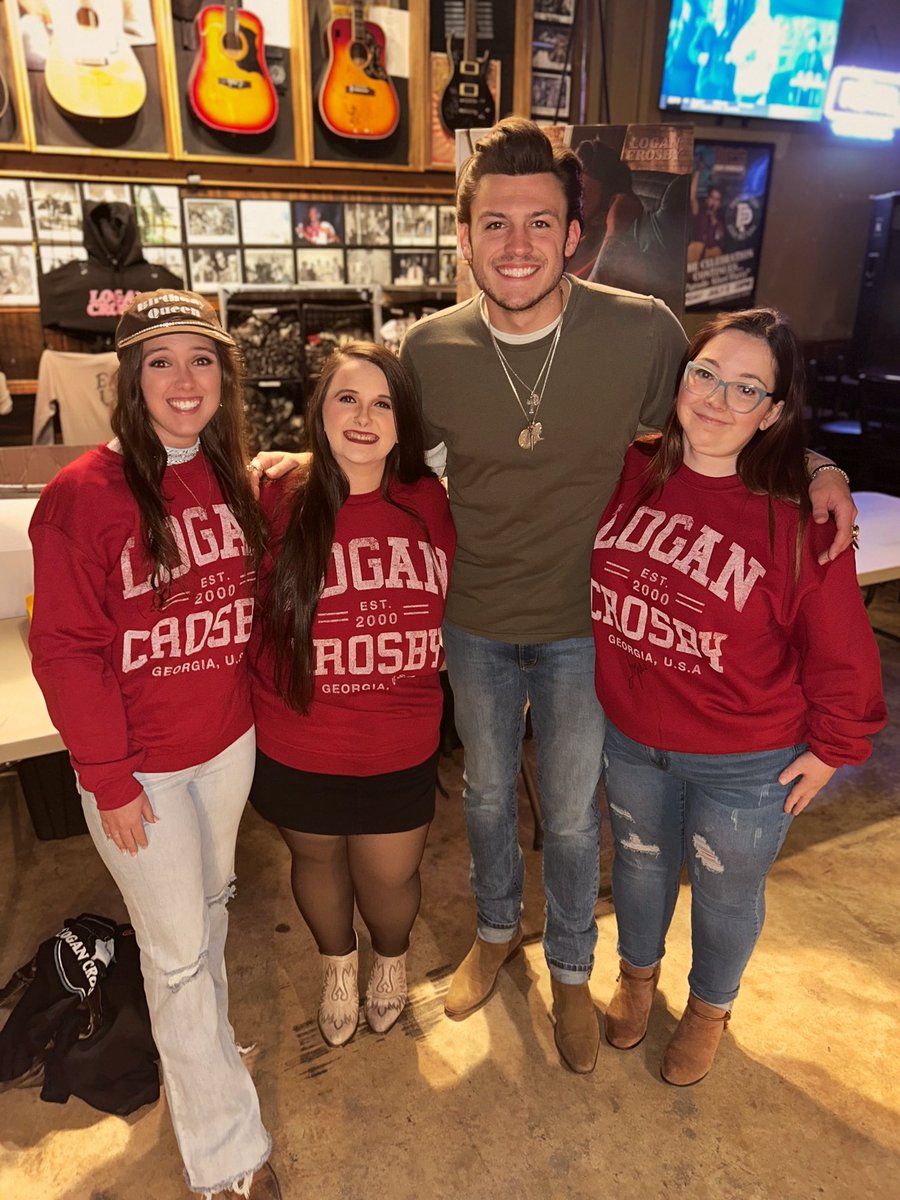 baeee_baeee_'s tweet photo. The Girls Next Door were So Damn Free at your concert last night Logan. Thank you for making our birthday trip special 🎂💕 https://t.co/QbHQiQQMyW