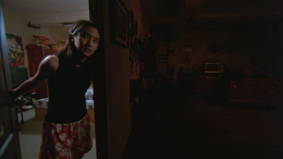 ต้องยกให้เป็นเฟรมที่เขย่าประสาทที่สุดของหนังเรื่องนี้เลย sequence ที่อุ้ยได้รู้ตัวว่าคนที่ตัวเองขังเอาไว้ในห้องน้ำชั้นล่างนั้นไม่ใช่น้องอาร์ม แล้วพาคนดูให้ต้องมานั่งจ้องเฟรมในภาพเป็นเวลาเกือบสิบวินาที ซึ่งมันก็มืดจนแทบจะมองไม่เห็นอะไรหรอก แต่จิตได้ทำการปรุงแต่งให้เองแล้วเนี่ยดิ