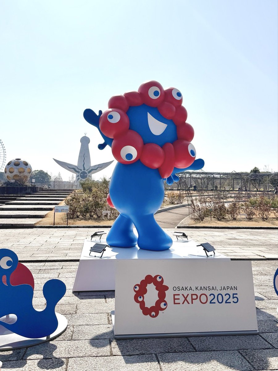 expo70park_jp's tweet photo. 🔵🔴ミャクミャクモニュメントが万博記念公園にやってきました🔴🔵

本日、ミャクミャク再会セレモニーが開催されました✨
多くの方に見守られる中でお披露目され、会場は笑顔と活気に包まれました🙌
ミャクミャクモニュメントは2026年5月末まで設置予定ですので、ぜひ会いに来てください📸

さらに2/23(月・祝)まで、新旧万博のレガシーが集結したスペシャルイベント「Remember EXPO in 万博記念公園」を開催中！🎉
皆さまのご来園をお待ちしています！☺️
━━━━━━━━━━━━━━━━━
📍ミャクミャクモニュメント設置場所
「いらっしゃい」：太陽の広場前
「ワクワク」：平和のバラ園前
━━━━━━━━━━━━━━━━━

#万博記念公園 #太陽の塔 #ミャクミャク #EXPO1970 #EXPO2025