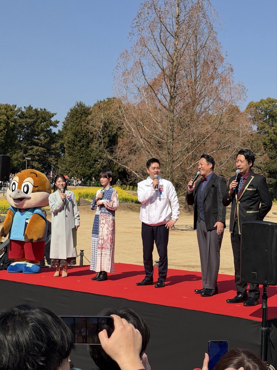 expo70park_jp's tweet photo. 🔵🔴ミャクミャクモニュメントが万博記念公園にやってきました🔴🔵

本日、ミャクミャク再会セレモニーが開催されました✨
多くの方に見守られる中でお披露目され、会場は笑顔と活気に包まれました🙌
ミャクミャクモニュメントは2026年5月末まで設置予定ですので、ぜひ会いに来てください📸

さらに2/23(月・祝)まで、新旧万博のレガシーが集結したスペシャルイベント「Remember EXPO in 万博記念公園」を開催中！🎉
皆さまのご来園をお待ちしています！☺️
━━━━━━━━━━━━━━━━━
📍ミャクミャクモニュメント設置場所
「いらっしゃい」：太陽の広場前
「ワクワク」：平和のバラ園前
━━━━━━━━━━━━━━━━━

#万博記念公園 #太陽の塔 #ミャクミャク #EXPO1970 #EXPO2025