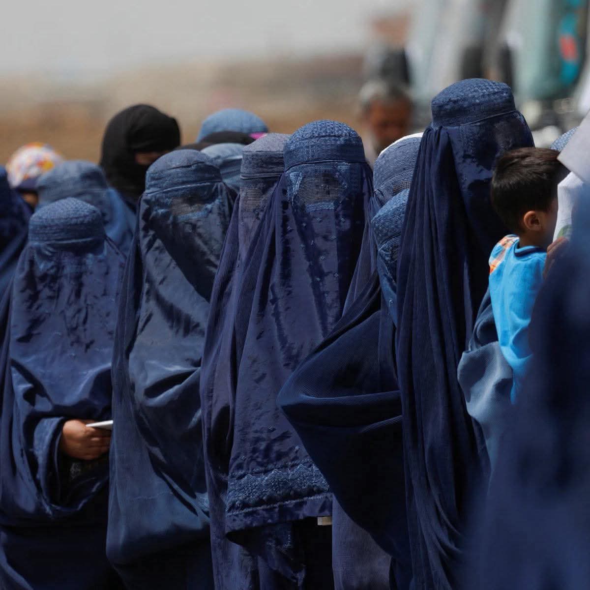 Afganistan'da 
'kırık kemiklere veya açık yaralara' 
yol açmadığı sürece kocaların eşlerini ve çocuklarını dövmesine izin verildi. (NTV)

CUMHURİYET FAZİLETTİR ANLATANA !!!